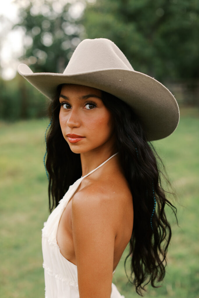 darlin' seniors portrait in friendswood, texas at ranch