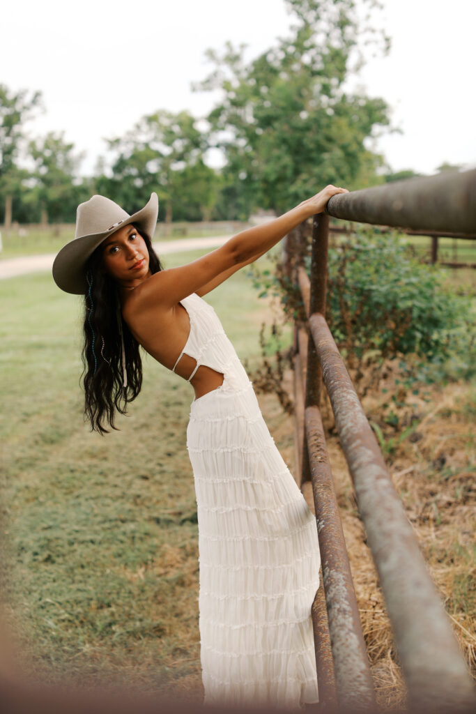darlin' seniors portrait in friendswood, texas at ranch