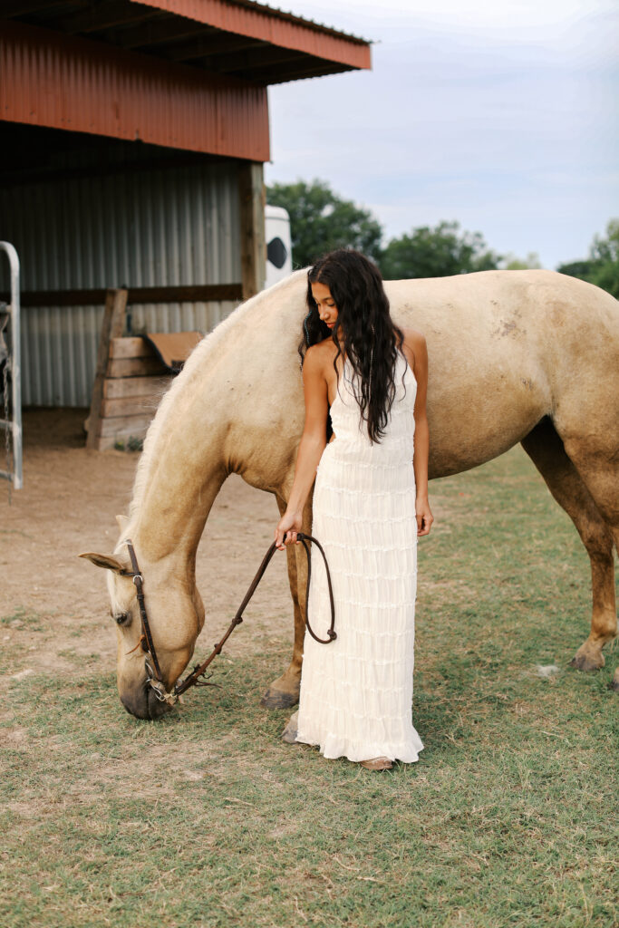 darlin' seniors portrait in friendswood, texas at ranch