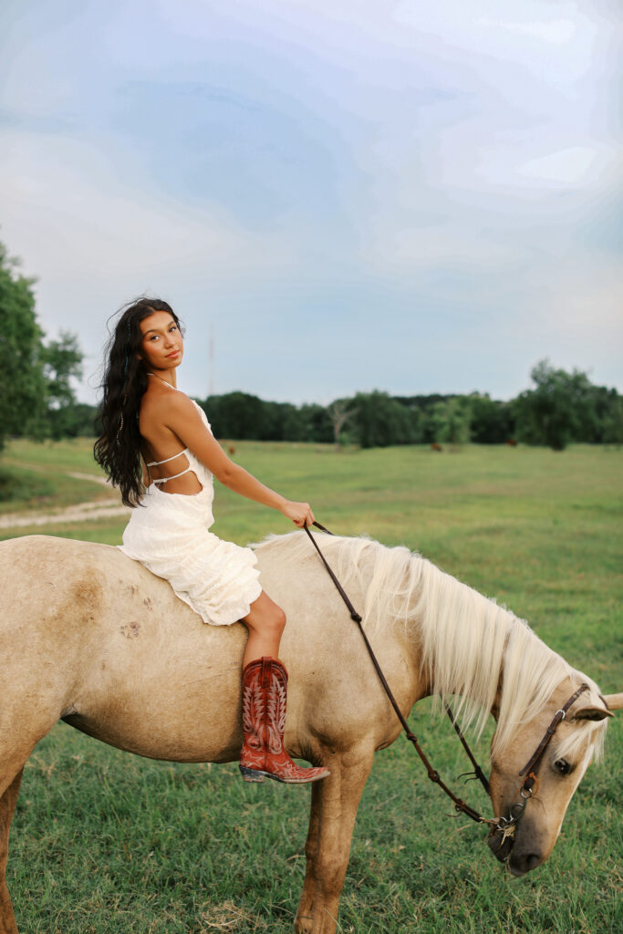 darlin' seniors portrait in friendswood, texas at ranch