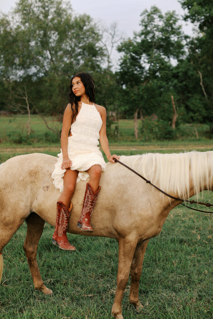 darlin' seniors portrait in friendswood, texas at ranch