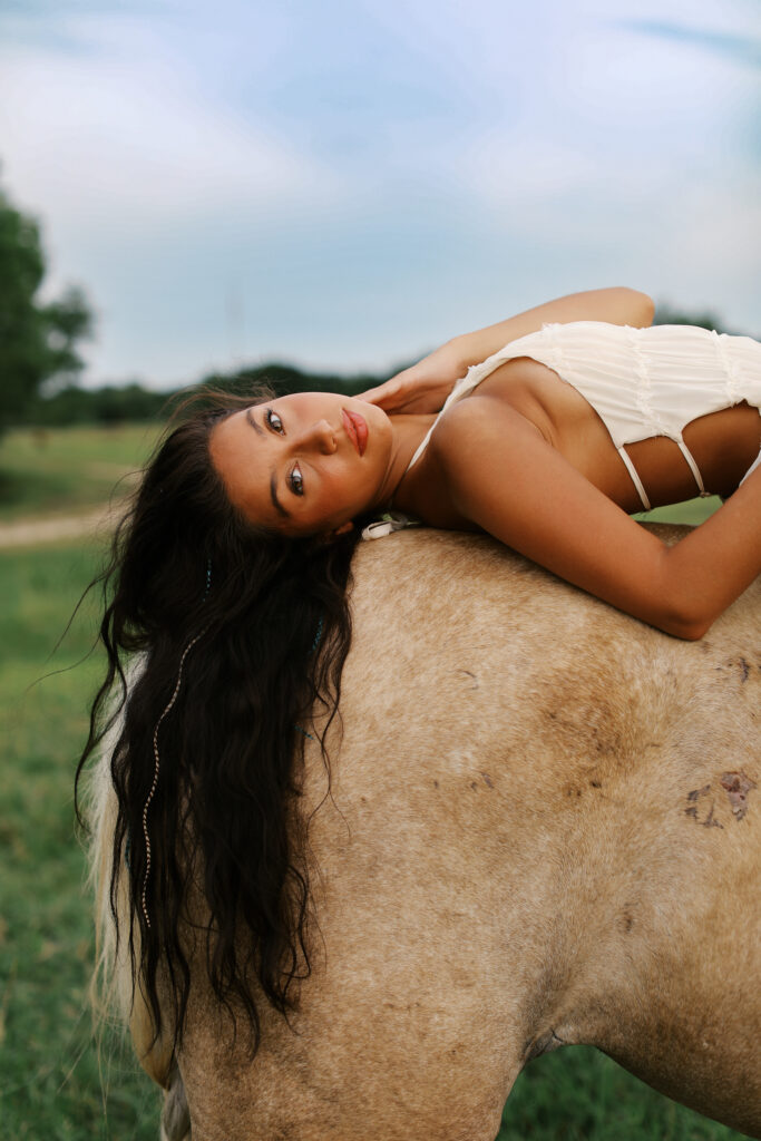 darlin' seniors portrait in friendswood, texas at ranch