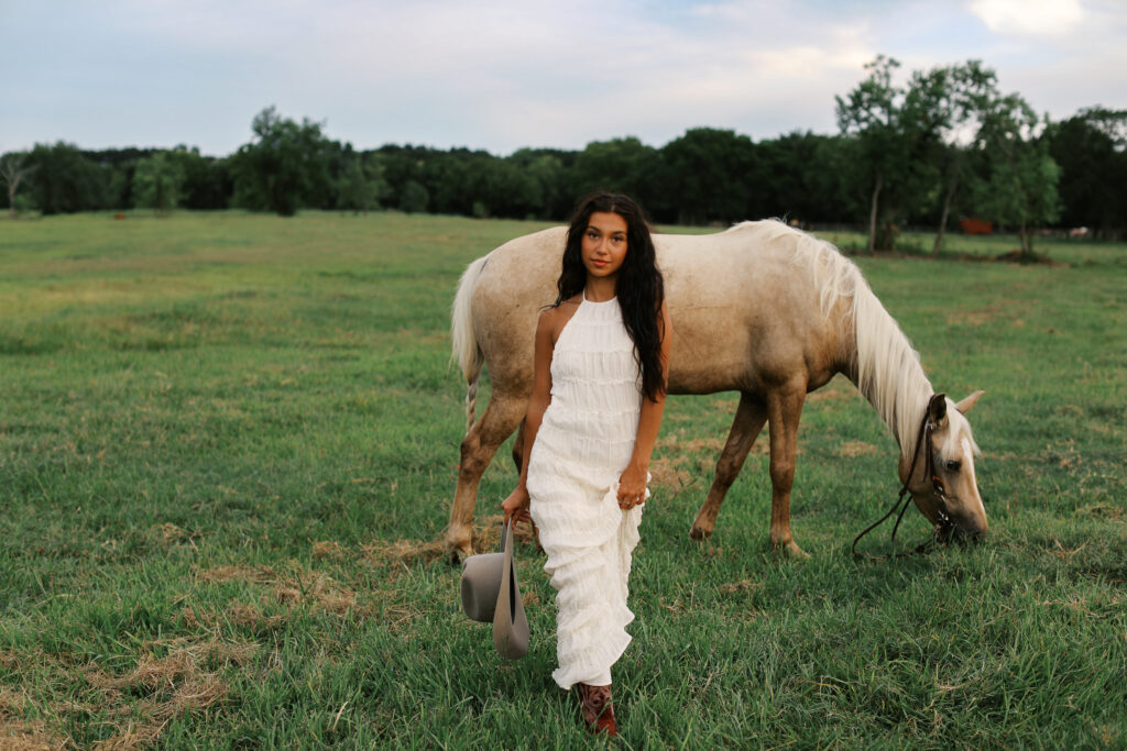 darlin' seniors portrait in friendswood, texas at ranch