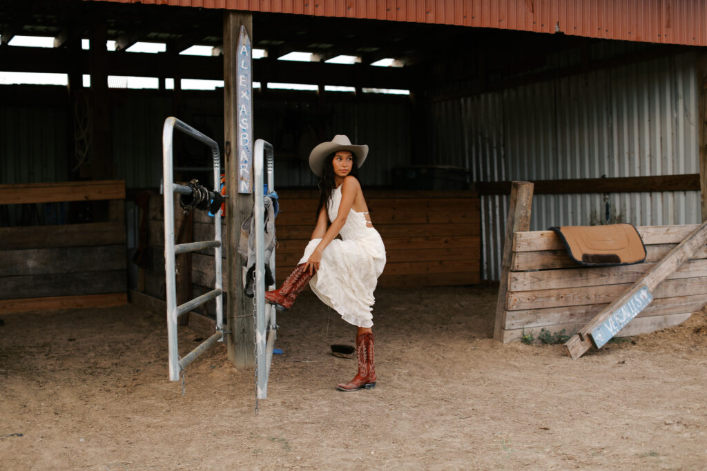 darlin' seniors portrait in friendswood, texas at ranch