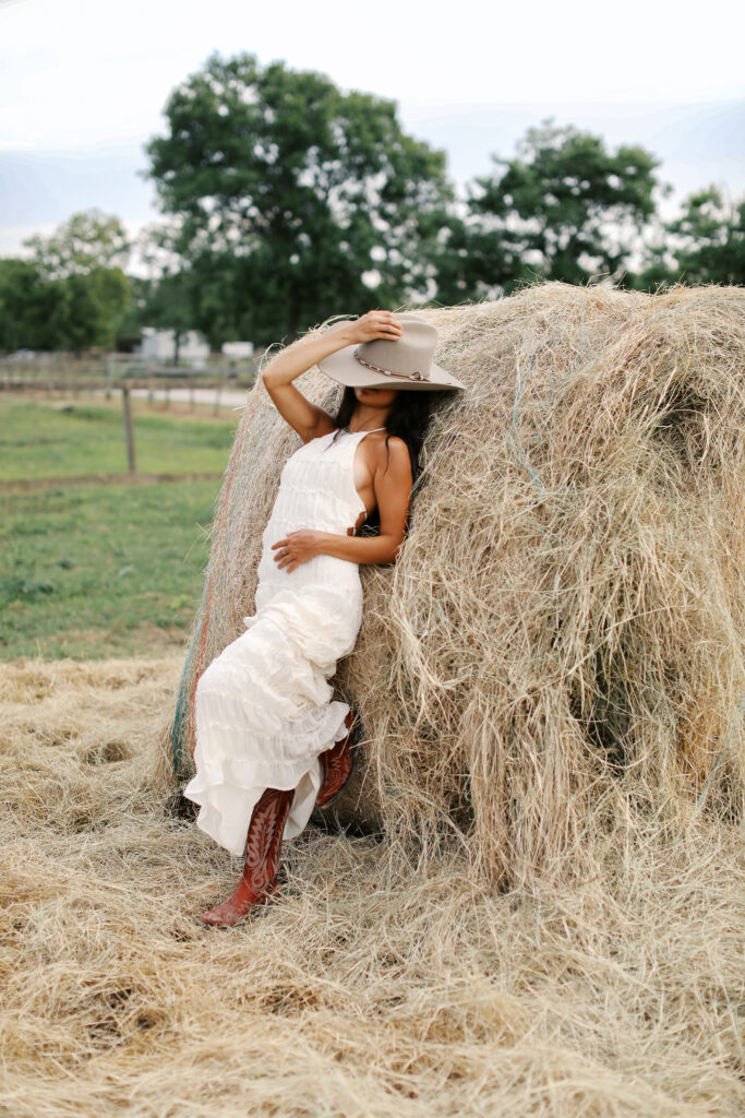 darlin' seniors portrait in friendswood, texas at ranch
